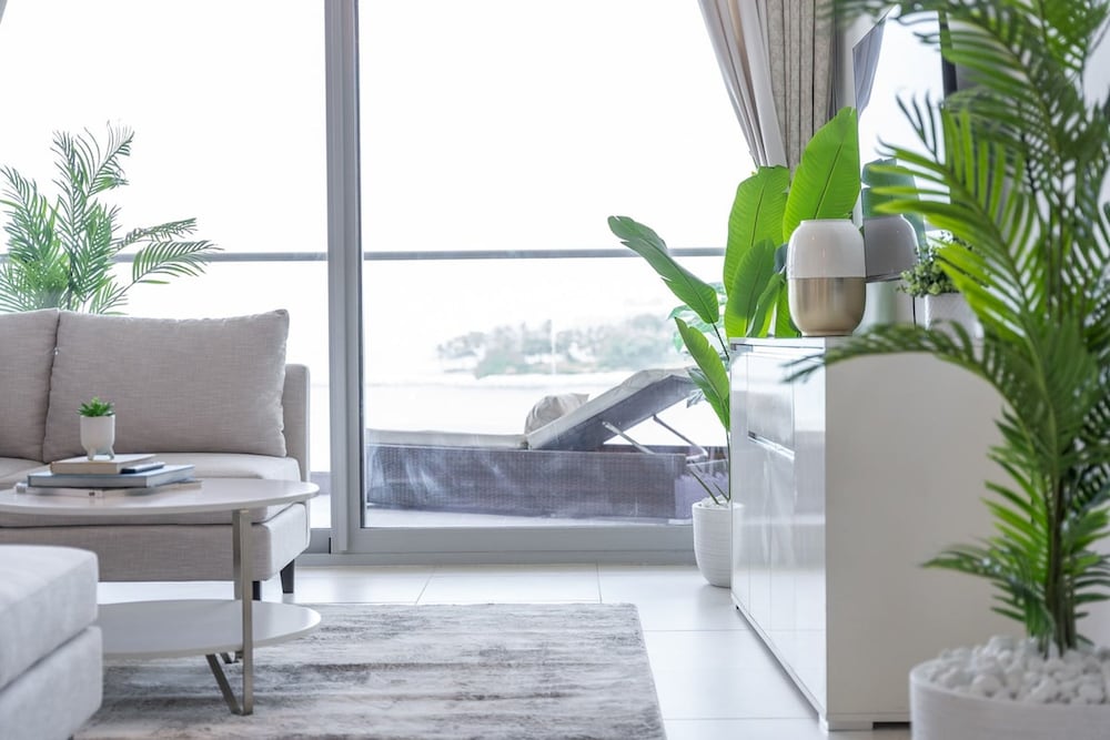 Peaceful and Airy 1-bedroom Apartment With the Palm Beach View