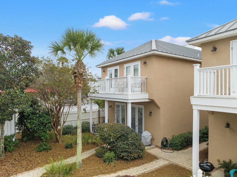 Escape to Sand Dollar Holler: Coastal Retreat, 3 Beds, 2.5 Baths, Sleeps 10!
