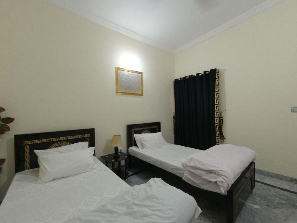 Room-cozy Guest Room in Rawalpindi - Per