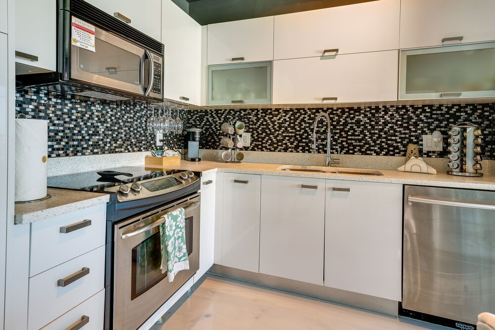 Luxe Downtown Miami Apt: Balcony, Pools, City View
