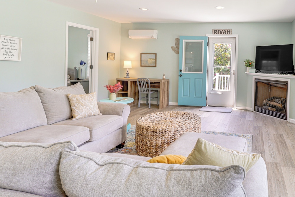 Boat Dock & Kayaks: Waterfront Home in Deltaville!
