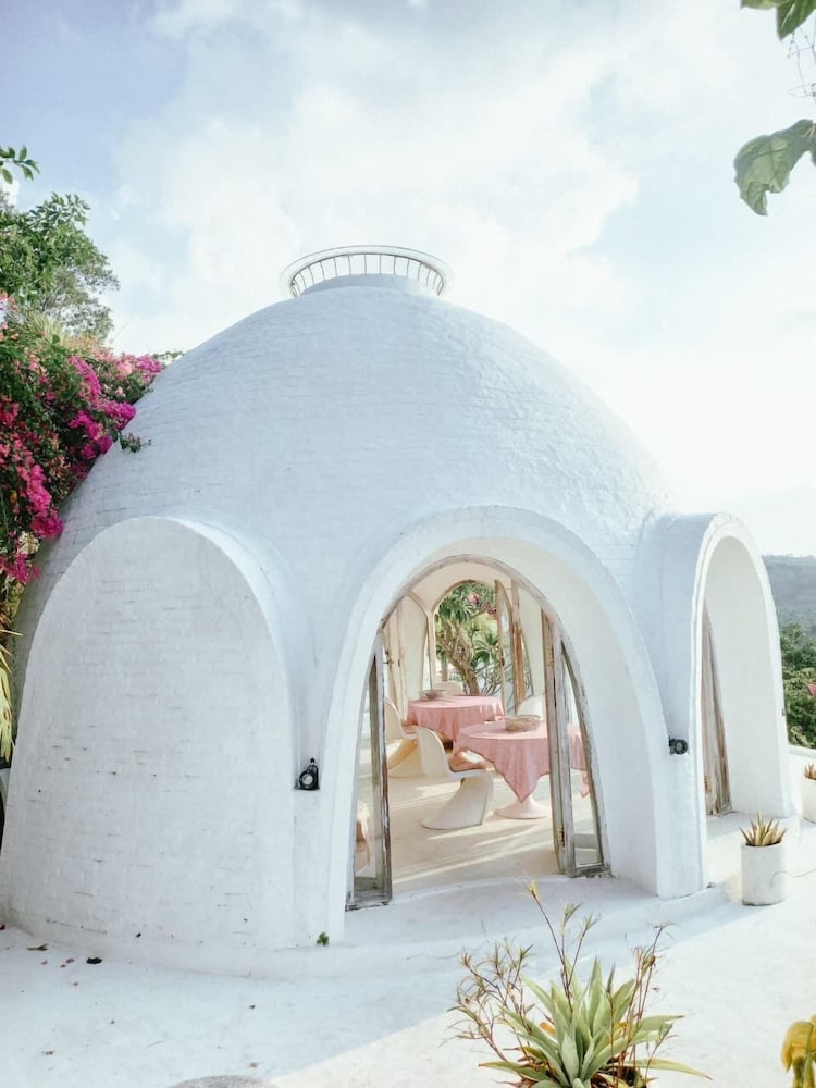 Mentigibay Dome Villa Lombok