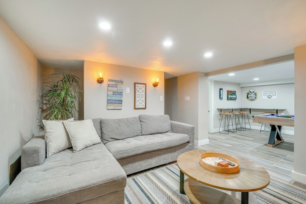 2 Blocks to Downton Chelan: Home w/ Hot Tub!