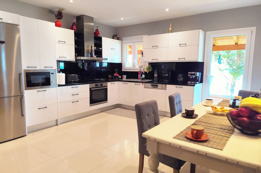 La Casa di Kosta Luxury Apartment, Kontogialos Beach, sea Views