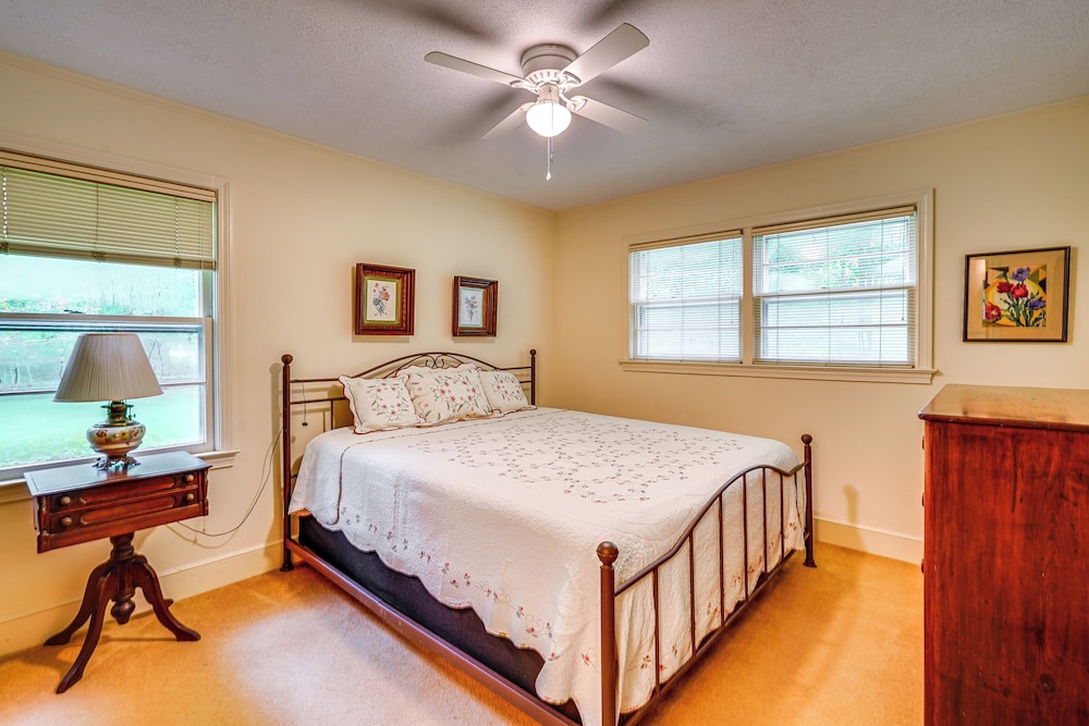Peaceful Lumberton Home - 7 Mi to Dtwn Riverwalk! view 4
