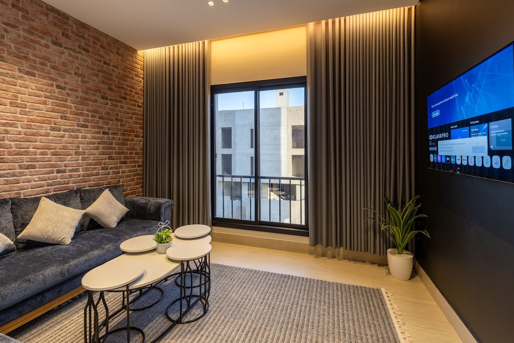 Vibrant Two BR With Shared Garden in Almadinah