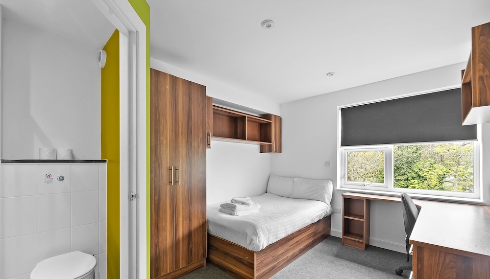 8 Bed Apartment @ Derriford Stays by Pureserviced