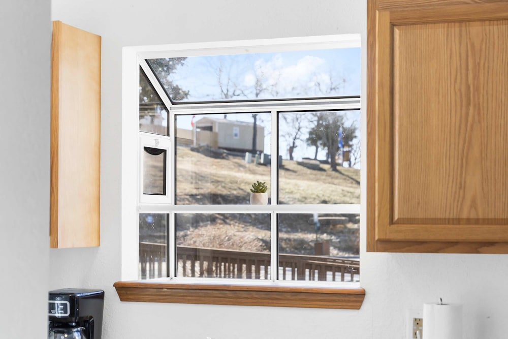 Scenic Lakeview Stay for 5!