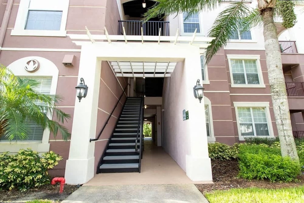 Spacious 2Bd Condo - Pool Hot Tub - Near I-drive
