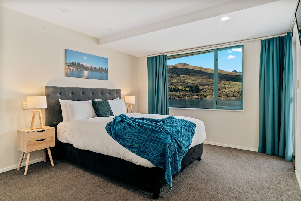 LAKEFRONT LIVING AT REMARKABLES - WEST view 2