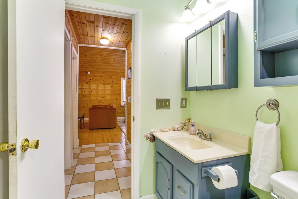 < 1 Mi to Snowmobile Trails: Cozy Cadillac Retreat