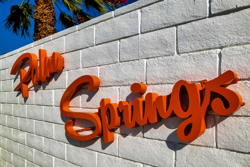 Retro Desert Retreat - Ideal Palm Springs