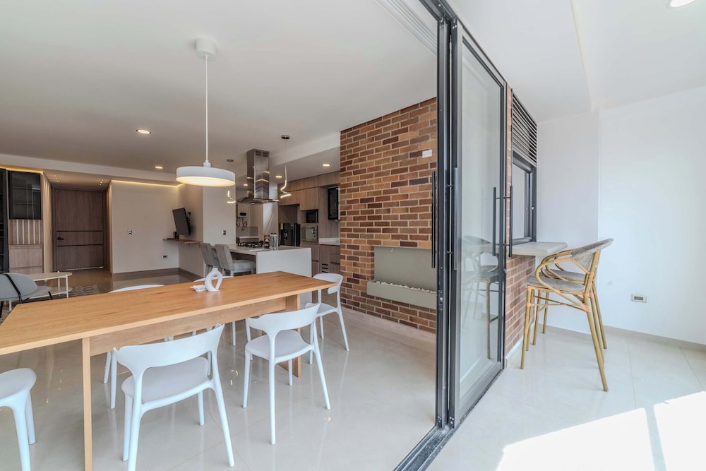 w Elegant 3BR w Outdoor Balcony