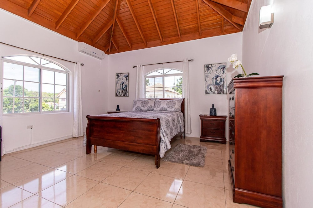 Runaway Bay Gem in Runaway Bay