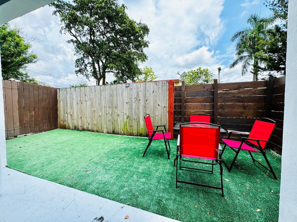 Modern 2-bedroom Retreat Near Beach Airport