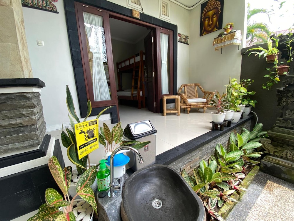 Suwardika Homestay and Dormitory - Hostel