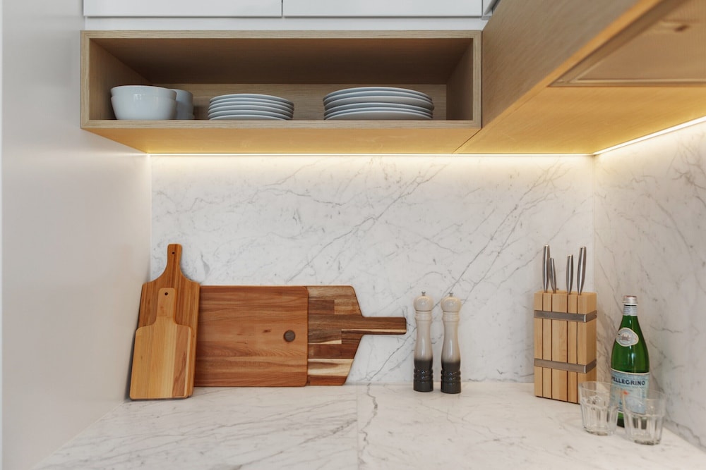 Chic 1-bed With a Sleek Balcony Near Shops