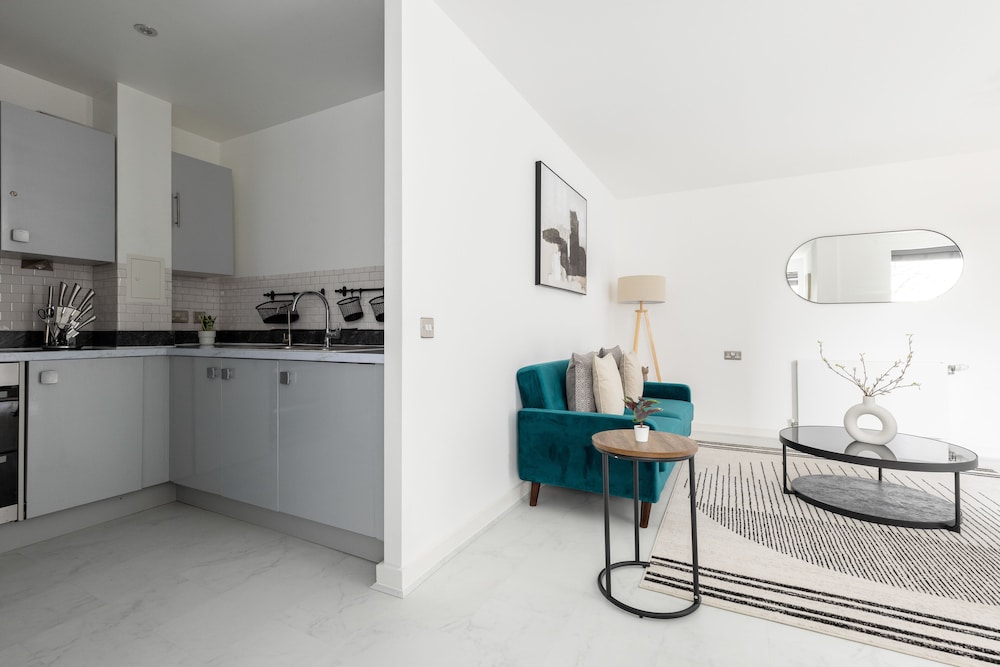 Luminous 2 Bed Balcony Flat in Islington