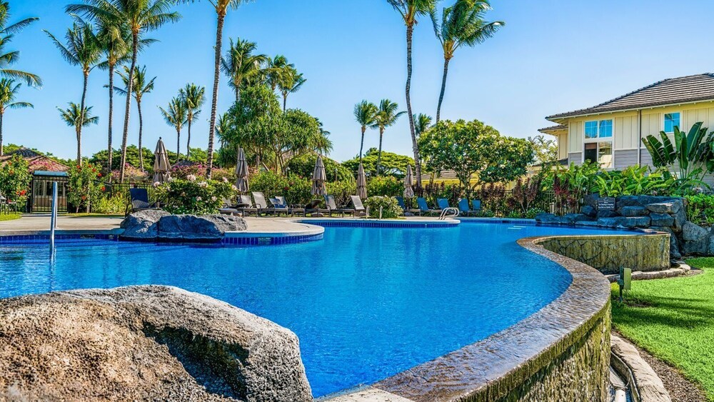Top-floor Condo w/ Golf and Mountain Views - Pool, Gym, Wifi - Vrkcv