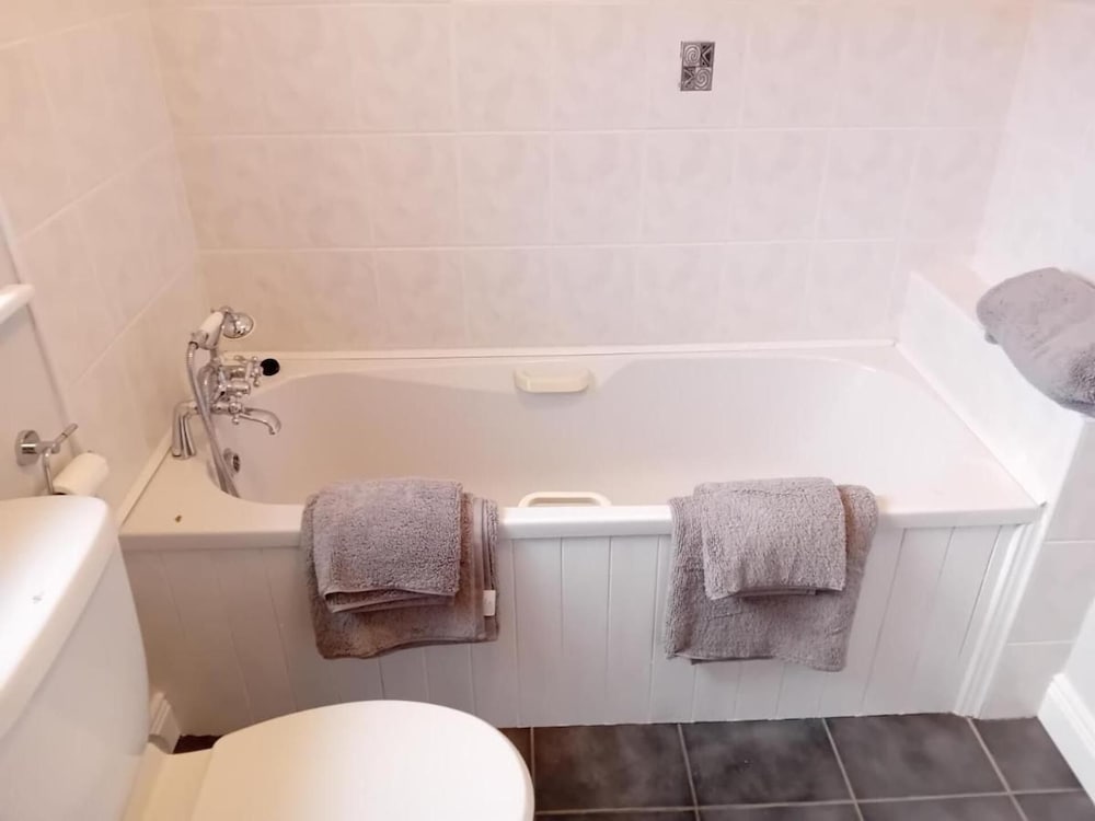 3 Bed-sleeps 5-garden-parking-pets