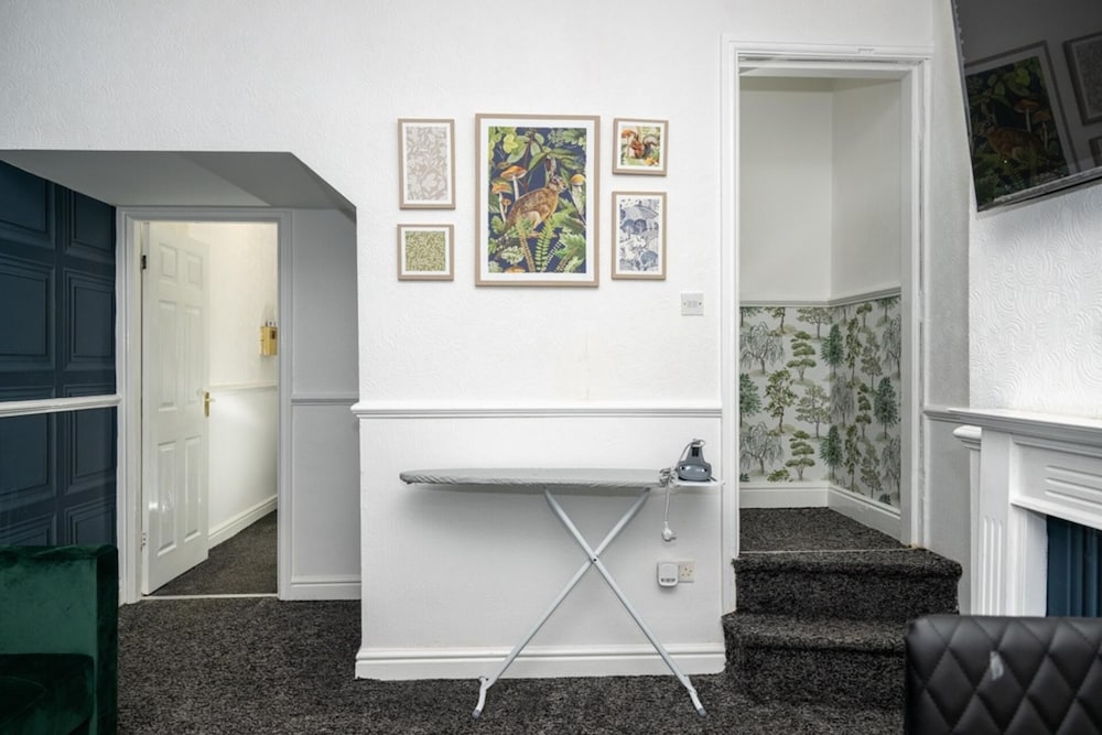 4-bedroom- Stoke-on-trent Sleeps 8- pet Friendly
