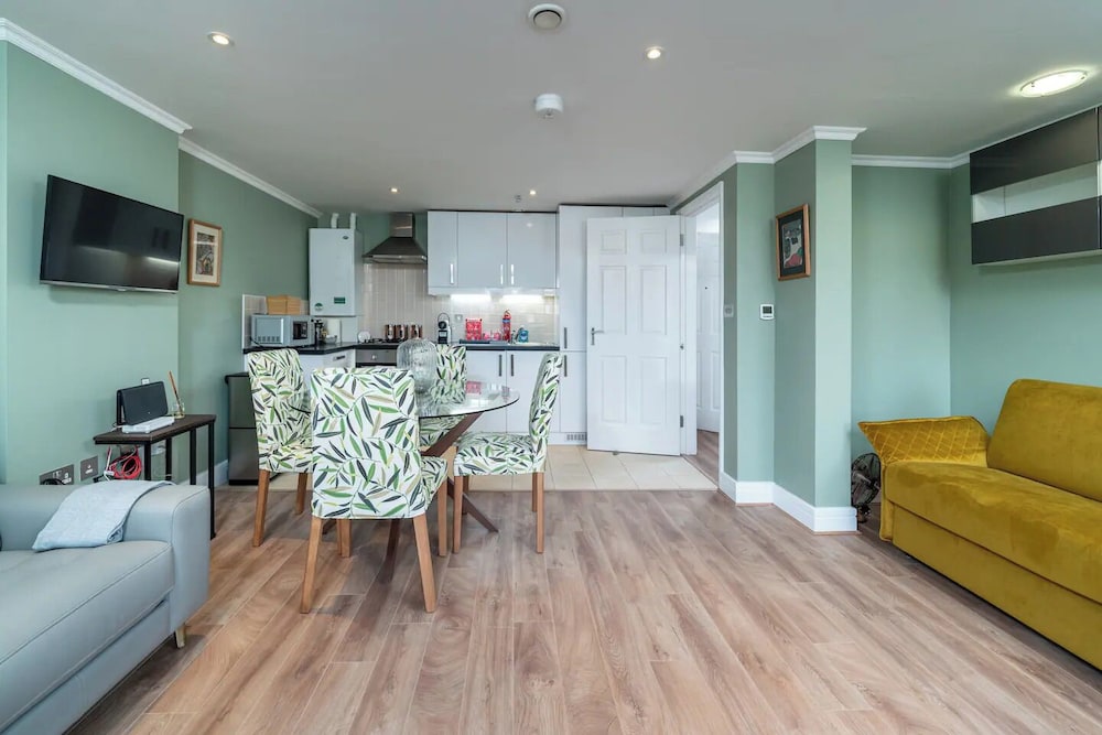 Designer 1 Bed Flat Barons Court Sleeps 4, Balcony