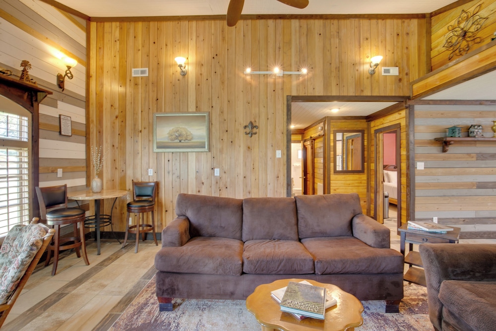 'cedar Pointe' - Peaceful Lake Cabin in Odessa