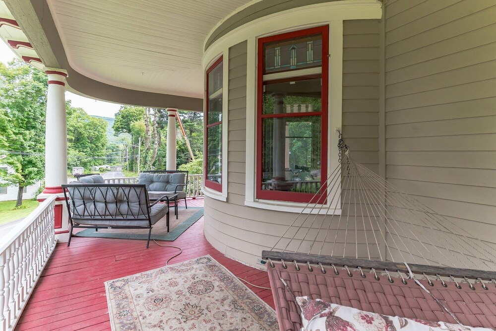 Spacious Victorian Home With Mountain Views And Lots Of Fun Extras!! 5 Bedroom Farmhouse by Redawning - Property Image 2