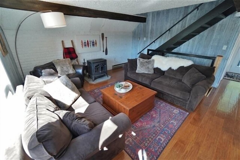 490 Lake St Peter $2100/sum Wk 3 Bedroom Cottage