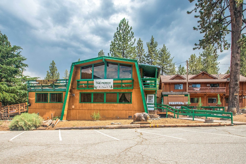 'escape in the Woods' w/ Deck + Mtn Views! view 2
