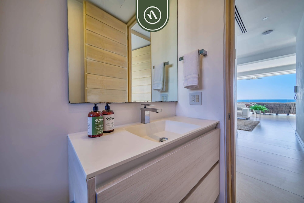 Oceanview Luxury Condo - Private Beach - Rooftpop