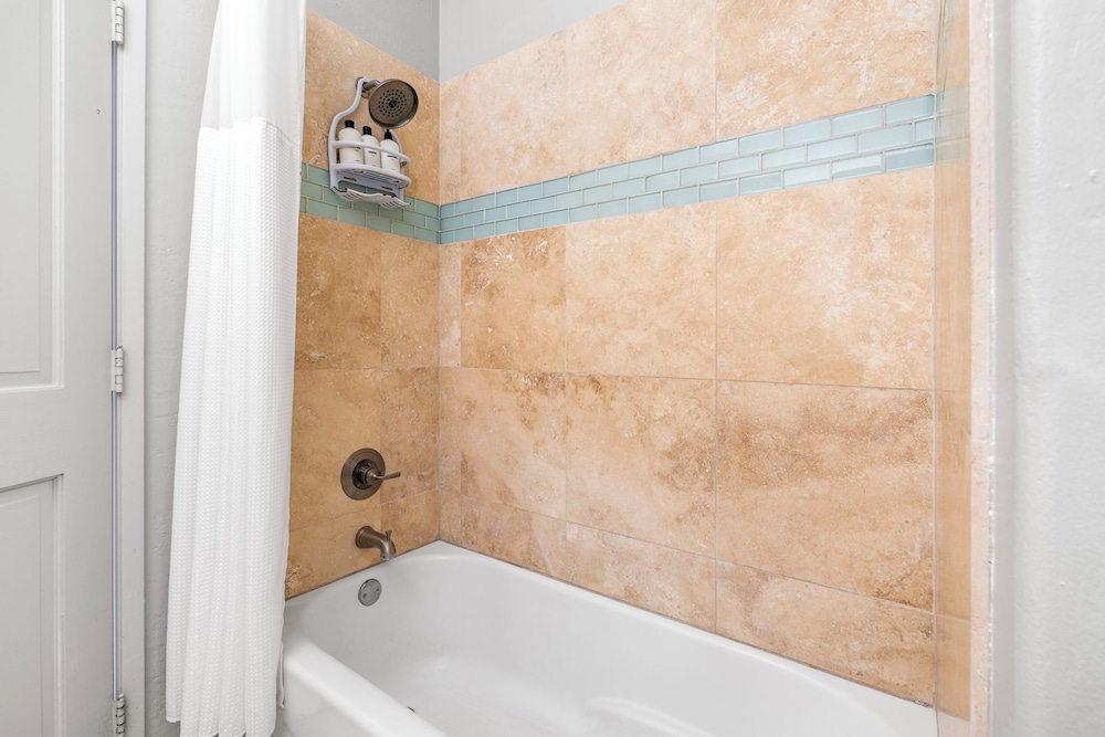 Oceanfront Kanaloa Condo - Pools, Hot Tubs & Sunset Views- Vrkcv