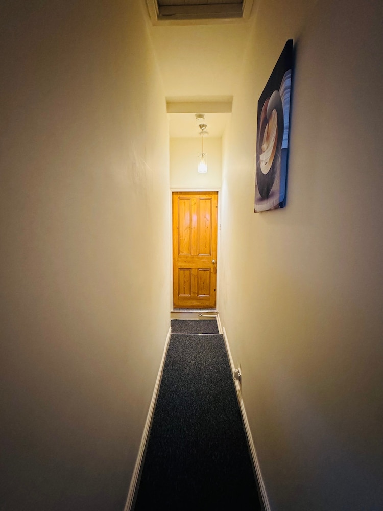 2 Bedroom House - Sleeps 4 - Free Parking, Wifi