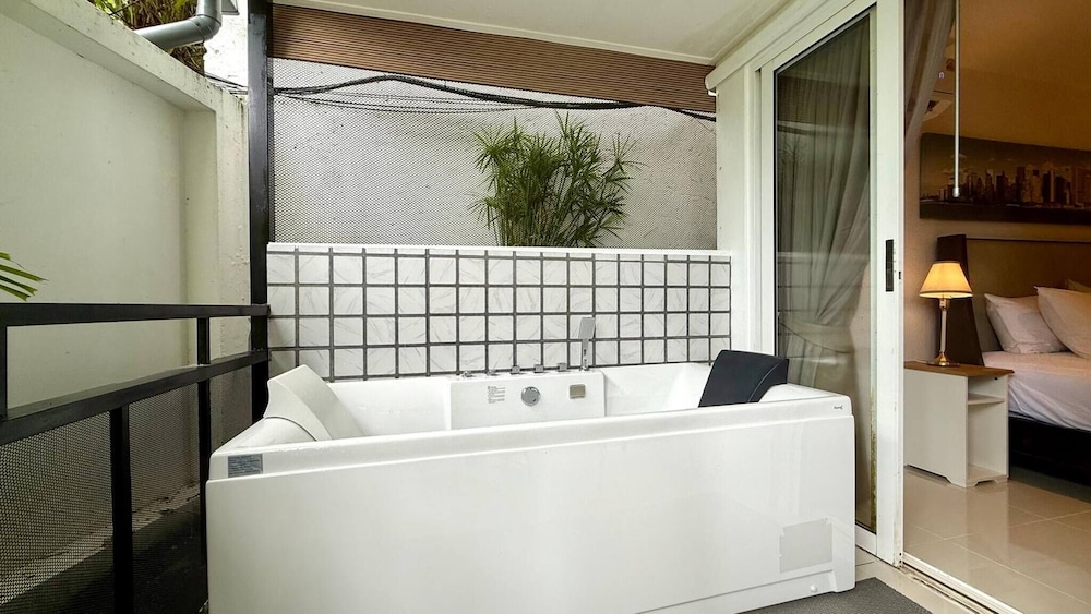 B11 Sunset Plaza Partial Seaview 1 Bedroom 1 Bathroom With Large Jaguzzi