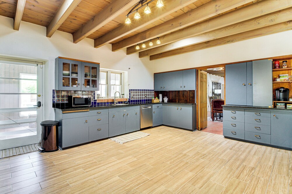 3 Mi to Zoo & Garden: Spacious Albuquerque Home