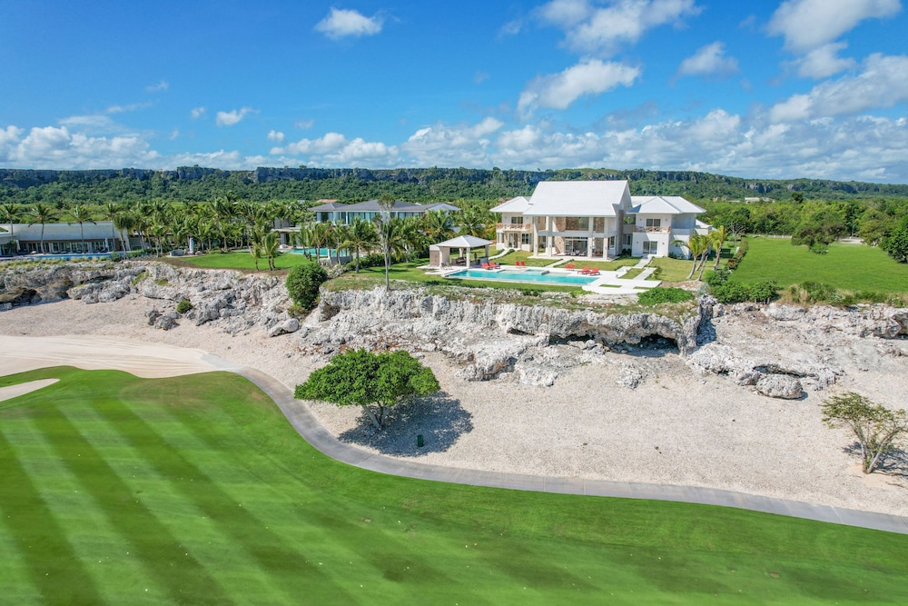 Stunning 6BR Villa With Ocean View in Cap Cana