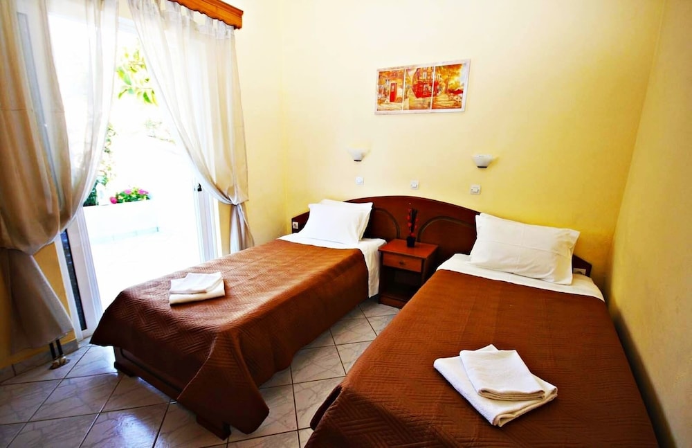Agios Georgios - 2 Beds - Sleeps 5 - Free Parking view 4