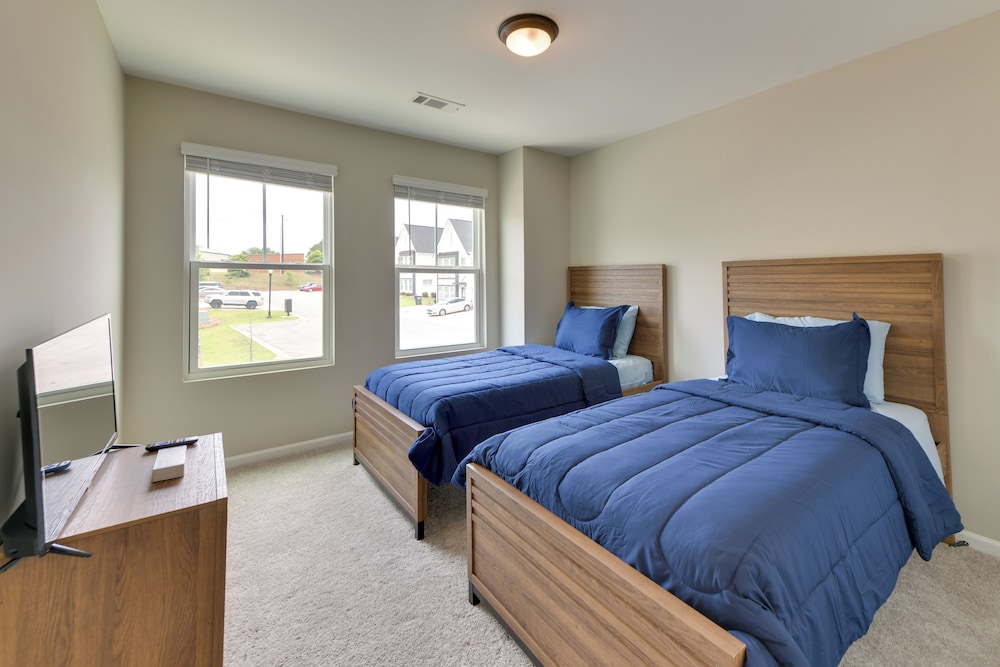 5 Mi to Auburn University: Sleek Townhome w/ Patio