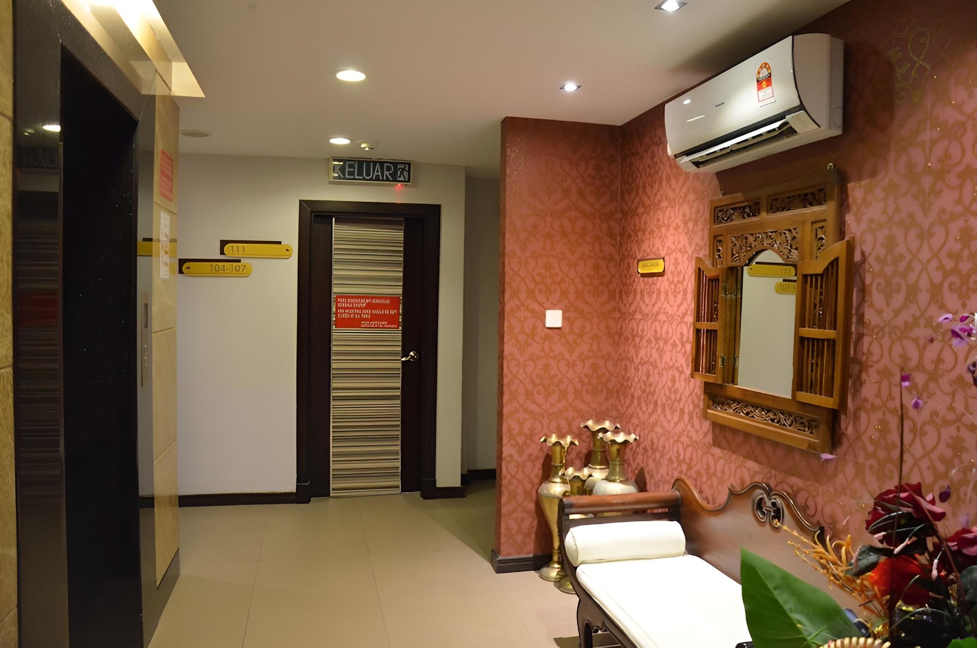 Super OYO 985 Hotel Nur