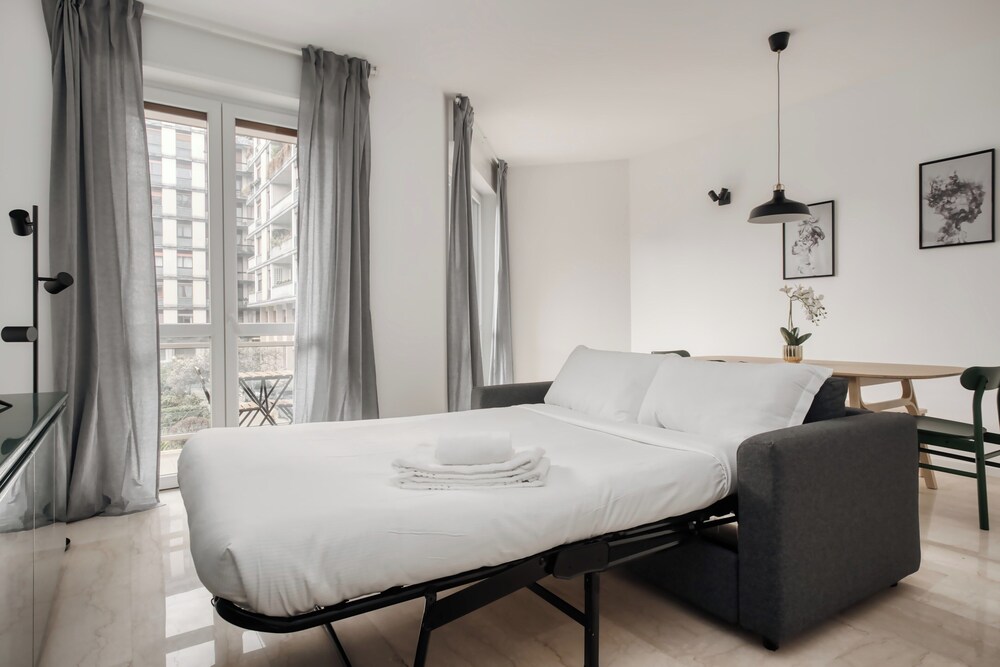 Beautiful apt with 2 balconies