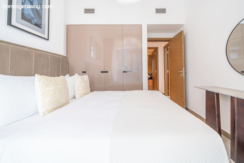 Stunning 2BR Apt – High-Floor with Breathtaking Views