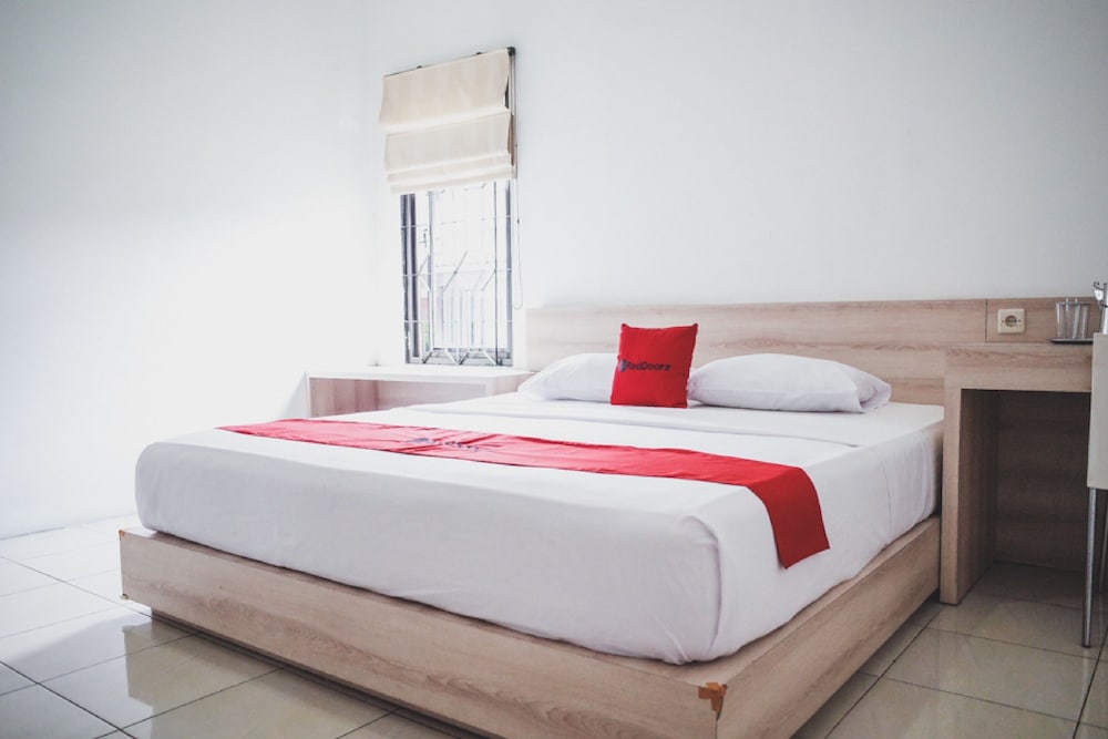 RedDoorz near Alun-alun Kota Sukabumi