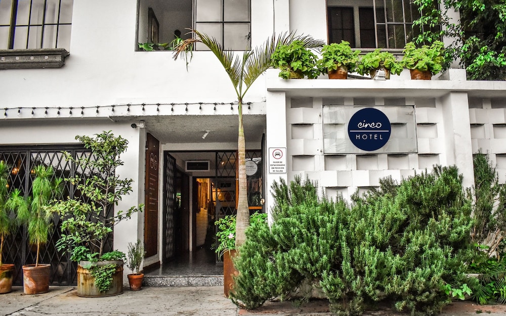 Hotel Cinco Hotel - Image 1