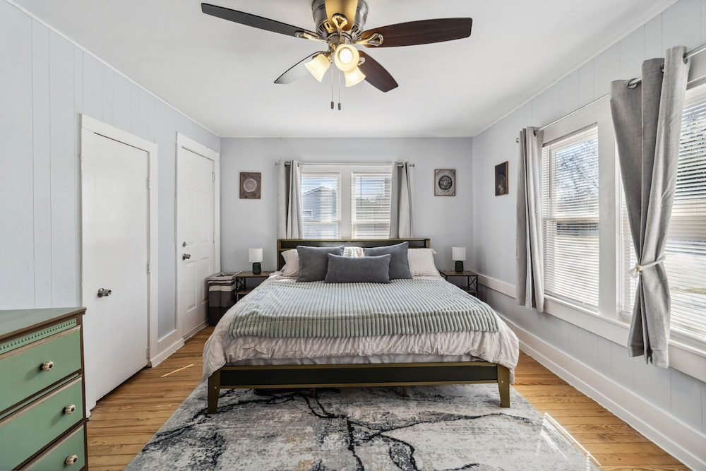 Charming Bungalow In Mckinney Walk To Downtown 2 Bedroom Bungalow