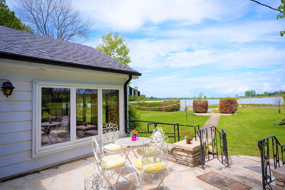 Retro Spacious Cottage - Somewhere in Time