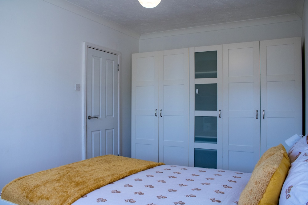 Charming 2-bed Fully Furnished Apartment in London view 4