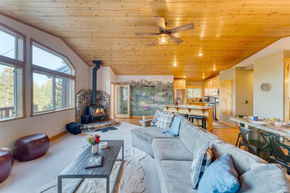 Golden Summit by Avantstay Stunning Secluded Cabin w Access to Tahoe Donner