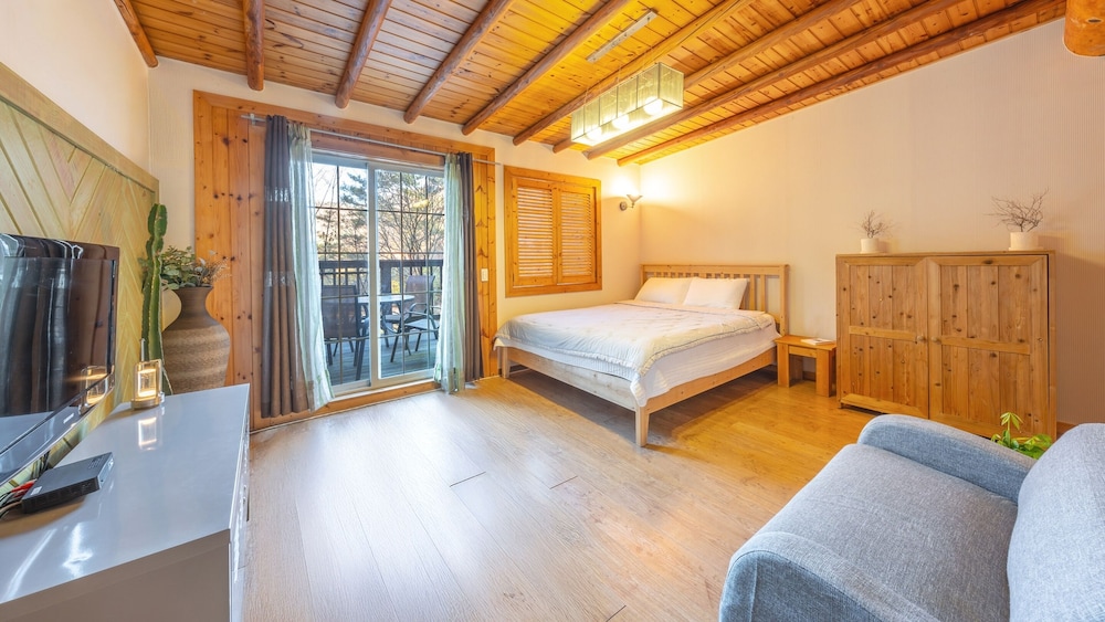 Hongcheon Fiction House Pension view 3