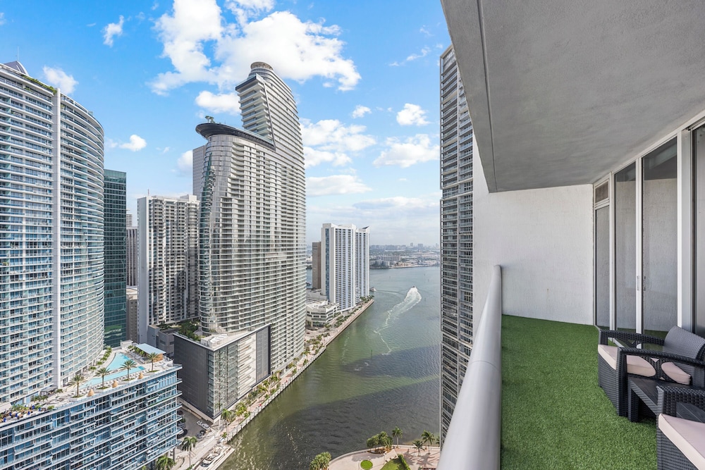Penthouse ICON W Hotel WaterViews Balcony Brickell
