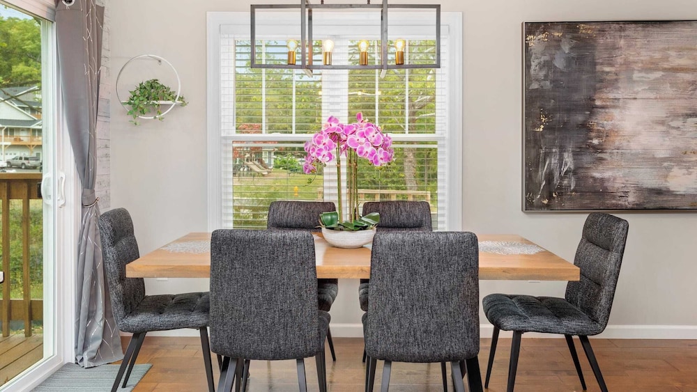 10 Townhomes, Sleeps 89 6 Mins to DT Asheville Sycamore Cove by Avantstay